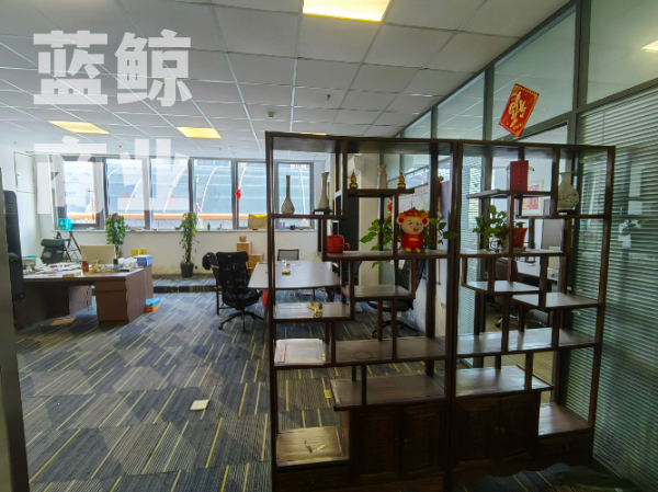 金龙湖旁环球港140平高层南向拎包办公